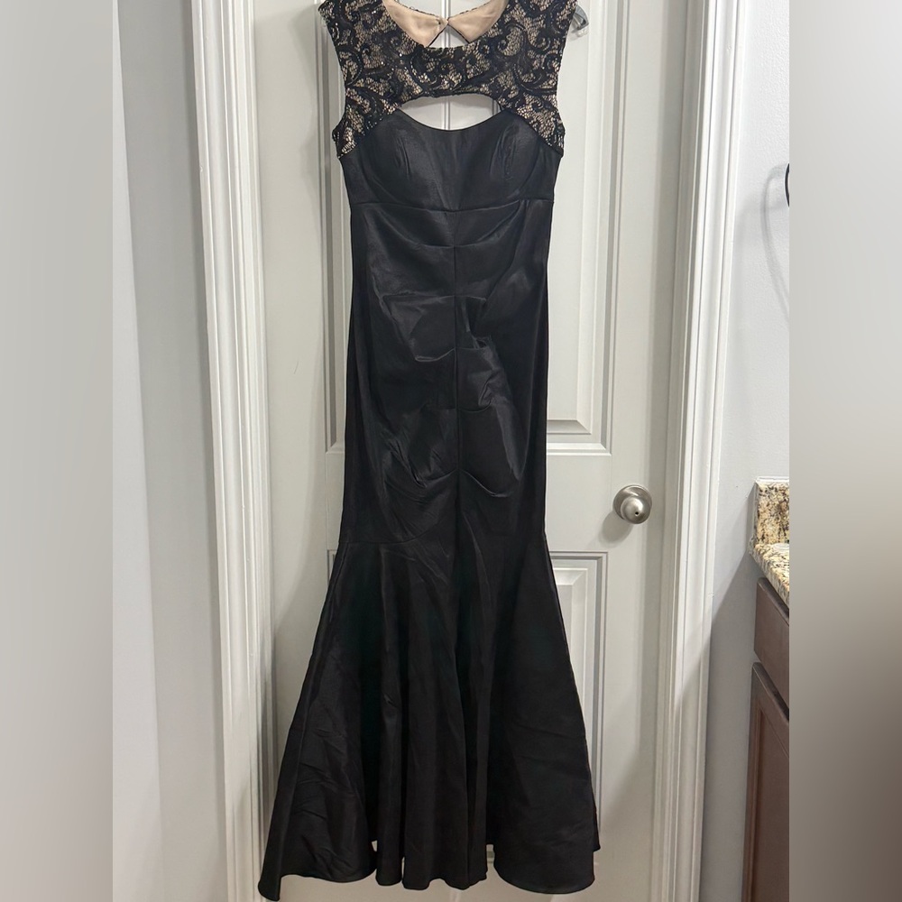 Elegant Mermaid Style Black Evening Gown with Lace Detailing and Cut Out Size 10